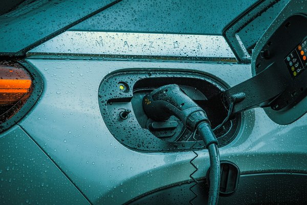 Comment optimiser la gestion de l'énergie pour une voiture électrique pendant les trajets hivernaux?